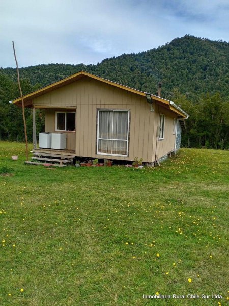 Vendo parcela de 5000 m2 con 2 cabañas, sector Correntoso Lago Chapo en la comuna de Puerto Montt.