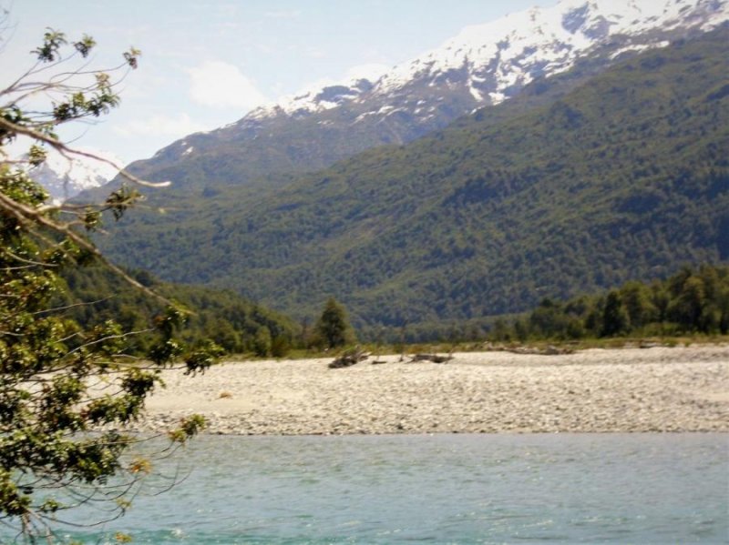 En venta Campo de 26 hectareas a orillas del Rio Ventisqueros Cochamo en el sur de Chile