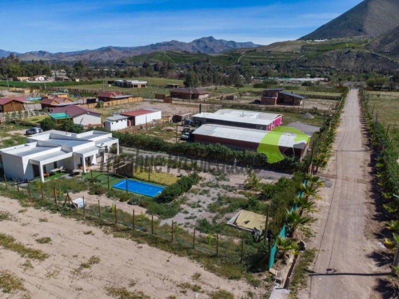 Venta de Parcela con hermosa casa estilo mediterráneo y piscina. Vicuña, Valle del Elqui. 5.540 UF